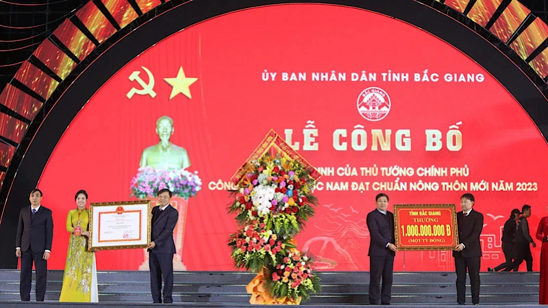 Huyện Lục Nam (Bắc Giang) đón nhận quyết định công nhận đạt chuẩn nông thôn mới.