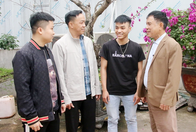 Đảng viên thôn Trại Phúc Mãn, xã Xuân Hương, huyện Lạng Giang gặp gỡ, nắm bắt tâm tư, nguyện vọng của thanh niên tại địa bàn.