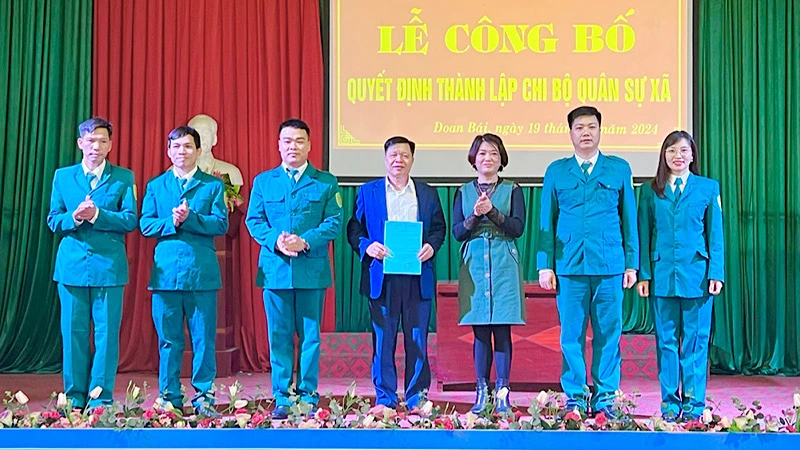 Đảng ủy xã Đoan Bái (Hiệp Hòa) công bố Quyết định thành lập Chi bộ Quân sự xã.