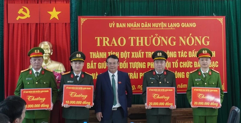 Đại diện các đơn vị tham gia phá án đón nhận thưởng nóng của Chủ tịch Ủy ban nhân dân huyện Lạng Giang.