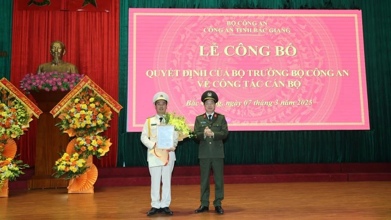 Thừa ủy quyền của Bộ trưởng Công an, Đại tá Nguyễn Quang Vinh, Giám đốc Công an tỉnh Bắc Giang trao Quyết định bổ nhiệm Phó Giám đốc Công an tỉnh cho Thượng tá Nguyễn Thế Tuấn.