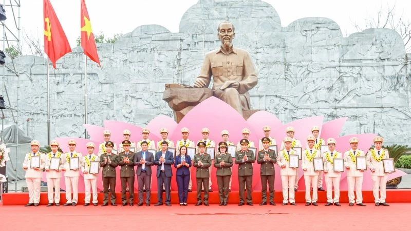 Lãnh đạo công an tỉnh Bắc Giang trao Giấy khen cho các tập thể có thành tích xuất sắc tại buổi lễ.