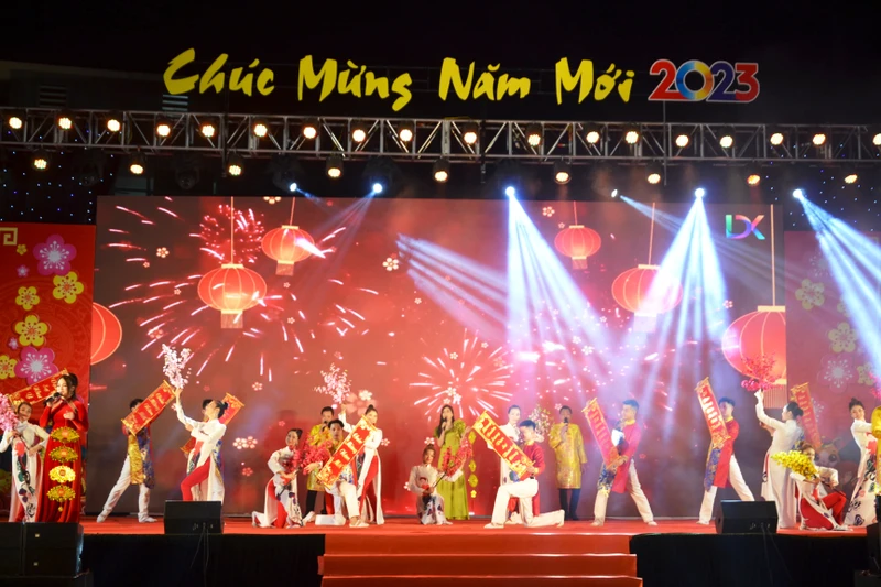 Chương trình nghệ thuật “Chào Xuân 2023” diễn ra tại phố Đinh Lễ, sát ngay bờ sông Hồng lung linh ánh điện sáng. (Ảnh: Quốc Hồng)