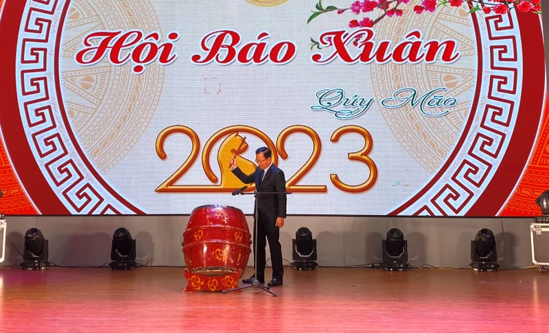 Đồng chí Hoàng Quốc Khánh, Phó Chủ tịch UBND tỉnh Lào Cai đánh trống khai hội báo Xuân Quý Mão 2023. (Ảnh: QUỐC HỒNG)