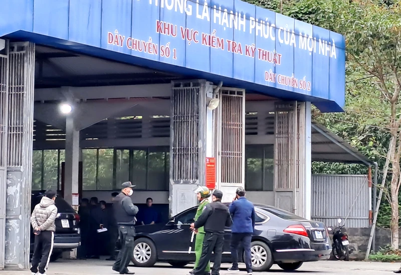 Công an tỉnh Lào Cai khám xét và phong tỏa khu vực kỹ thuật của Trung tâm đăng kiểm xe cơ giới 24-01D Lào Cai. (Ảnh: QUỐC HỒNG)