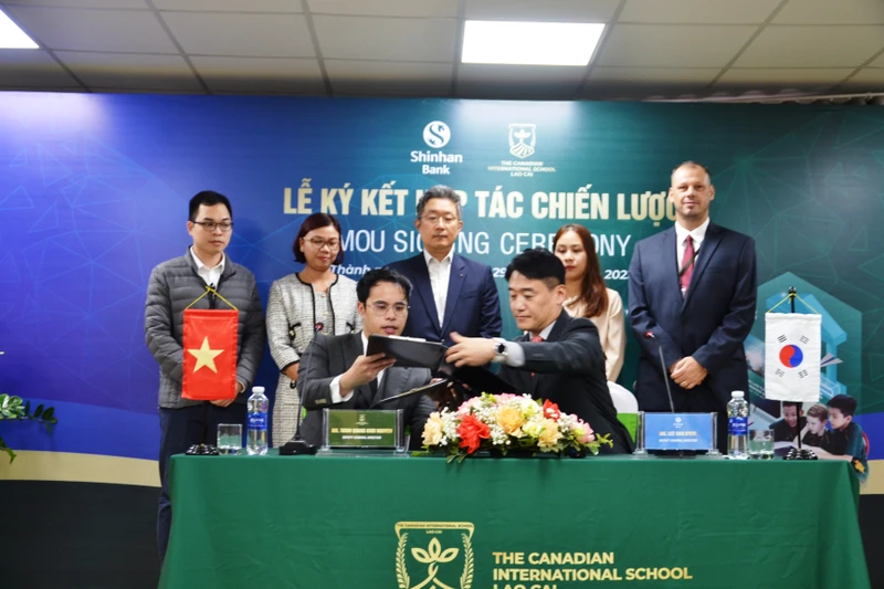 Ký kết hợp tác hỗ trợ ưu đãi học phí cho học sinh, ở Trường quốc tế Canada-Lào Cai. (Ảnh: QUỐC HỒNG) 