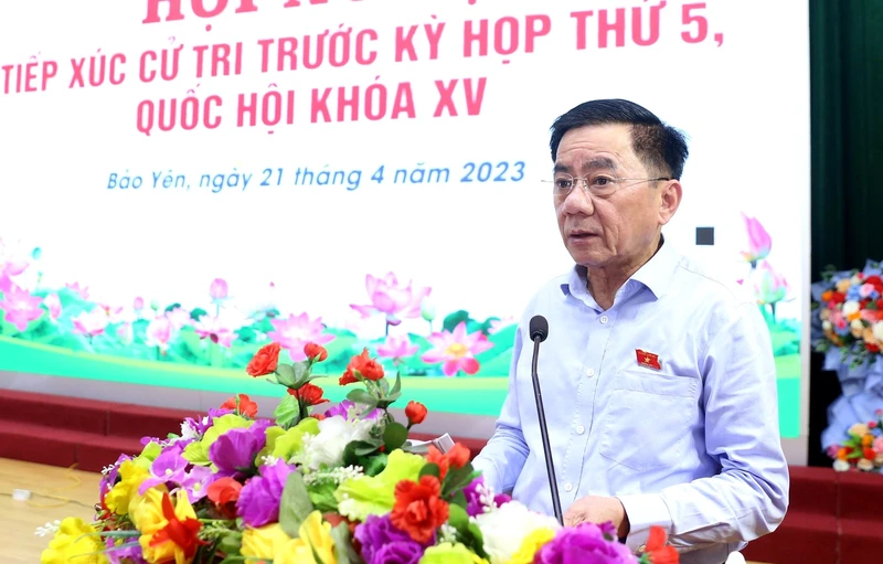 Đồng chí Trần Cẩm Tú, Ủy viên Bộ Chính trị, Bí thư Trung ương Đảng, Chủ nhiệm Ủy ban Kiểm tra Trung ương phát biểu tại Hội nghị tiếp xúc cử tri huyện Bảo Yên, tỉnh Lào Cai. (Ảnh: QUỐC HỒNG)