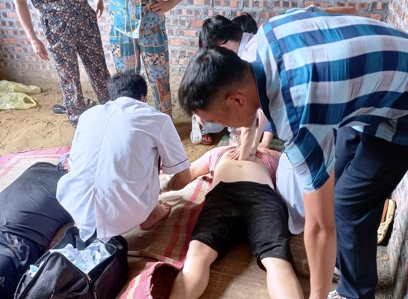 Nhân viên y tế và lực lượng chức năng sơ cứu nạn nhân bị điện giật tại nhà nhưng không qua khỏi. (Ảnh: XB)