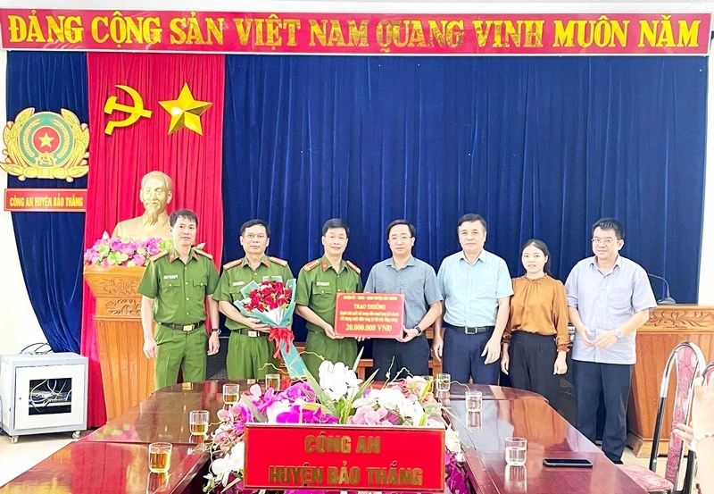 Trao thưởng đột xuất cho Công an huyện Bảo Thắng đã truy bắt nhanh đối tượng cướp tiệm vàng, bảo đảm an toàn tuyệt đối. (Ảnh: THU HƯƠNG)