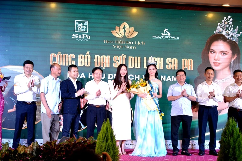 Trao Danh hiệu “Đại sứ Du lịch Tây Bắc” cho Lương Kỳ Duyên, Hoa hậu Du lịch Việt Nam năm 2022. (Ảnh: QUỐC HỒNG)