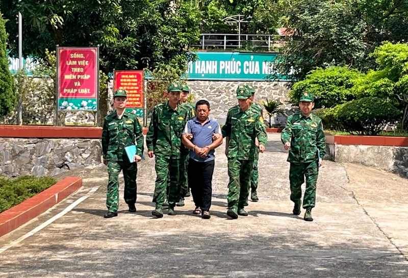 Bắt giữ đối tượng Sùng A Sì về hành vi lừa bán phụ nữ qua biên giới. (Ảnh: TRUNG DŨNG)
