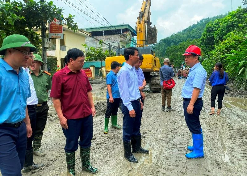Bí thư Tỉnh ủy Lào Cai Đặng Xuân Phong kiểm tra việc khắc phục sự cố vỡ cống xả tràn hồ thải Nhà máy tuyển đồng Tả Phời, sáng 9/8. (Ảnh: QUỐC HỒNG)