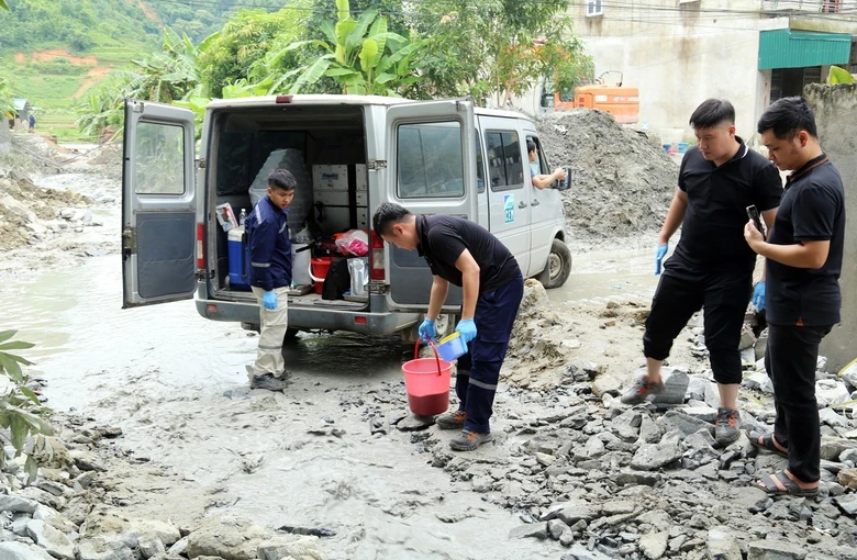 Cục Kiểm soát ô nhiễm môi trường (Bộ Tài nguyên và Môi trường) lấy mẫu nước để kiểm tra mức độ ô nhiễm môi trường sau sự cố. (Ảnh: Báo Lào Cai)