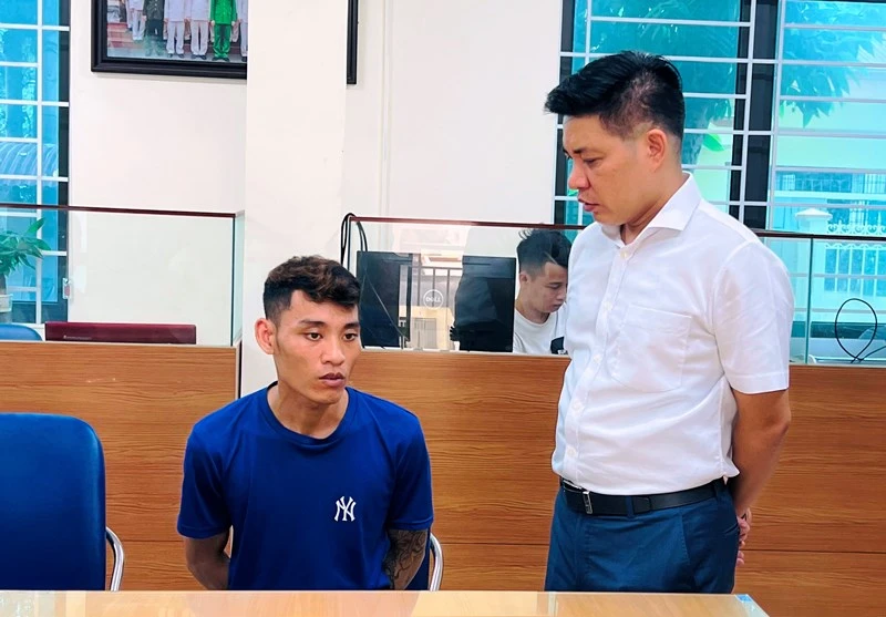 Thượng tá Đỗ Tuấn Sơn, Trưởng Công an thành phố Lào Cai (áo trắng) xét hỏi đối tượng ngay sau khi bị bắt, về hành vi cướp tài sản. (Ảnh: THANH TUẤN)