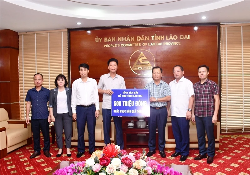 Tỉnh Yên Bái hỗ trợ 500 triệu đồng giúp đồng bào vùng lũ ống xã Liên Minh (Sa Pa) ổn định đời sống, khôi phục sản xuất. (Ảnh: QUỐC HỒNG)
