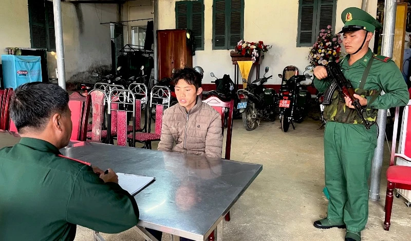 Đối tượng Sùng Seo Chẩn tại Đồn biên phòng Nậm Chảy-Lào Cai. (Ảnh: TRUNG DŨNG)