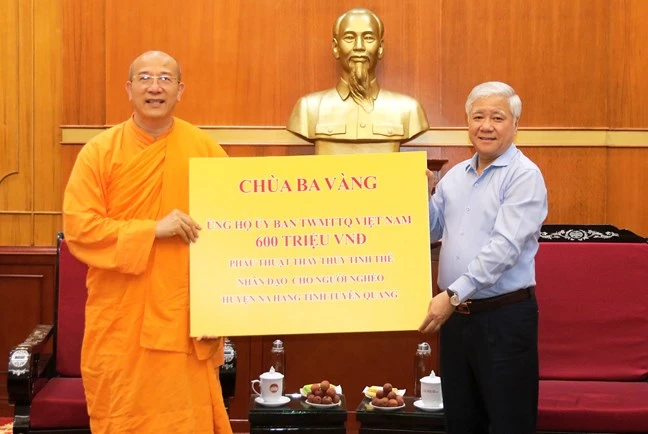 Chủ tịch Ủy ban Trung ương Mặt trận Tổ quốc Việt Nam tiếp nhận ủng hộ phẫu thuật thay thủy tinh thể nhân đạo cho người nghèo. (Ảnh: ĐẠT HƯƠNG)