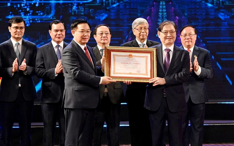 Chủ tịch Quốc hội Vương Đình Huệ trao Huân chương Lao động hạng nhất tặng Quỹ Hỗ trợ sáng tạo kỹ thuật Việt Nam (VIFOTEC). (Ảnh DUY LINH)