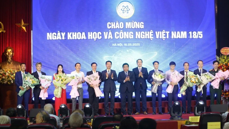 Bộ trưởng Nguyễn Mạnh Hùng và Thứ trưởng Bùi Thế Duy tặng hoa và bằng khen cho các cá nhân, tổ chức đã được vinh danh. (Ảnh: TL)