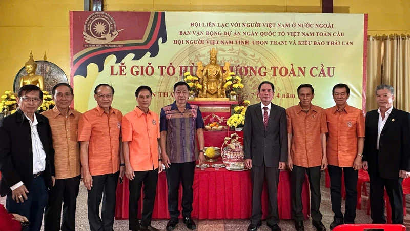 Các đại biểu tham dự Lễ Giỗ Tổ Hùng Vương ngày 6/4 tại Udon Thani. (Ảnh: CTV)