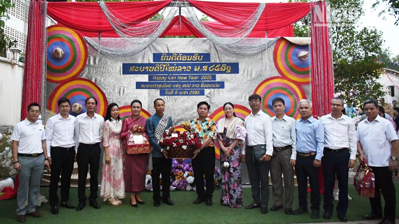 Tổng lãnh sự Đinh Hoàng Linh trao lẵng hoa tặng Tổng lãnh sự Somsack Vilaythone.