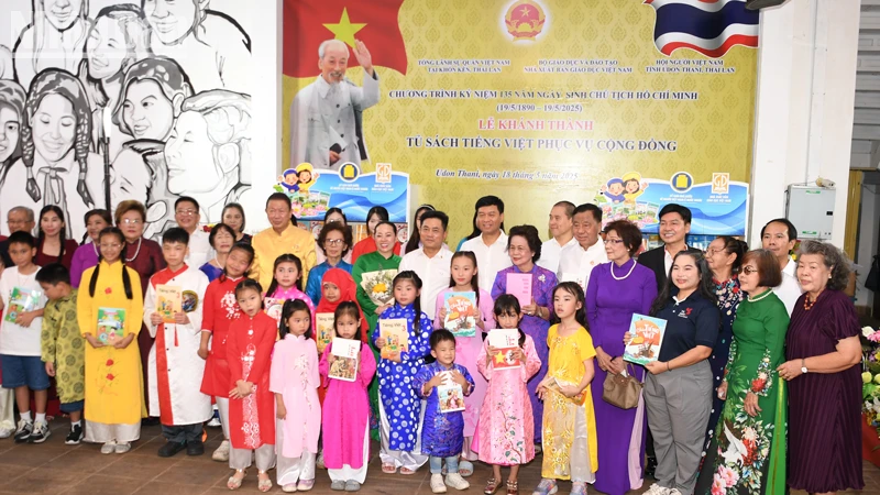 Các đại biểu cùng giáo viên, học sinh của Trường tiếng Việt tiểu học Khánh An.