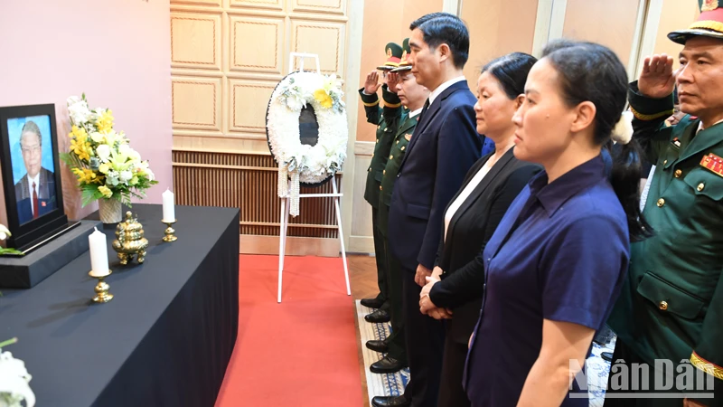 Đại sứ quán, các cơ quan bên cạnh Đại sứ quán dành một phút mặc niệm nguyên Chủ tịch nước Trần Đức Lương.