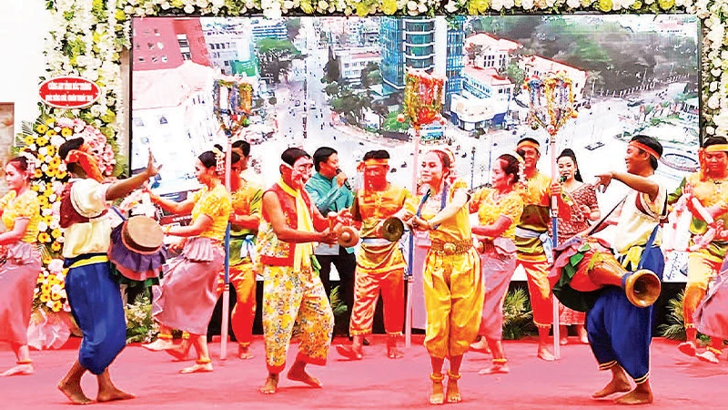 Tiết mục văn nghệ mừng Tết Chôl Chnăm Thmây.