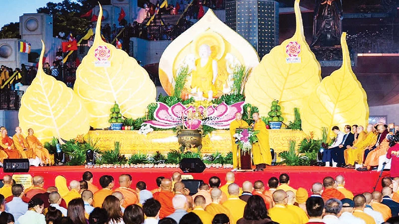 Đông đảo Phật tử gần xa hành hương về núi Bà Đen tham dự các nghi thức trong đại lễ Vesak 2025.