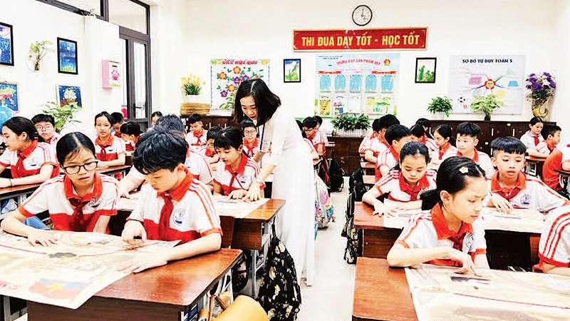 Cô và trò Trường tiểu học Suối Hoa, thành phố Bắc Ninh khám phá, trải nghiệm phụ trương đặc biệt của Báo Nhân Dân chào mừng Kỷ niệm 50 năm Ngày Giải phóng miền nam, thống nhất đất nước.
