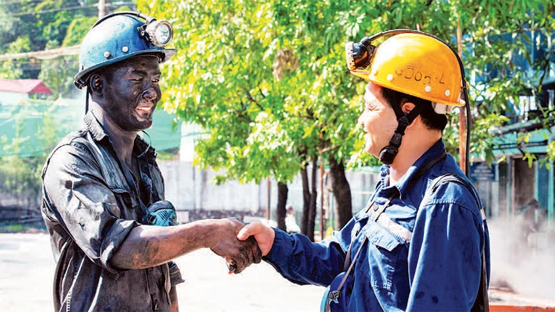 Những người thợ lò chào nhau trong buổi giao ca.