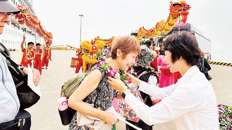 Quảng Ninh chào đón du khách tàu biển đến Hạ Long.