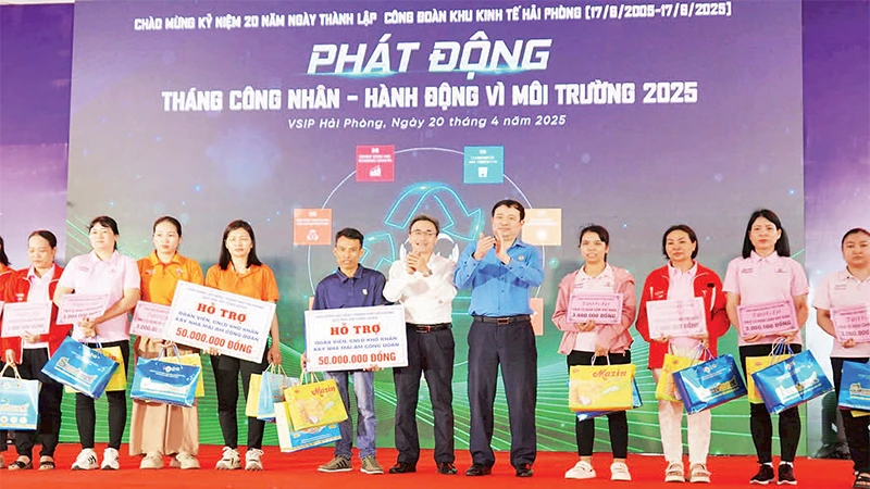 Đại diện Công đoàn TP Hải Phòng trao kinh phí hỗ trợ xây nhà “Mái ấm Công đoàn”.