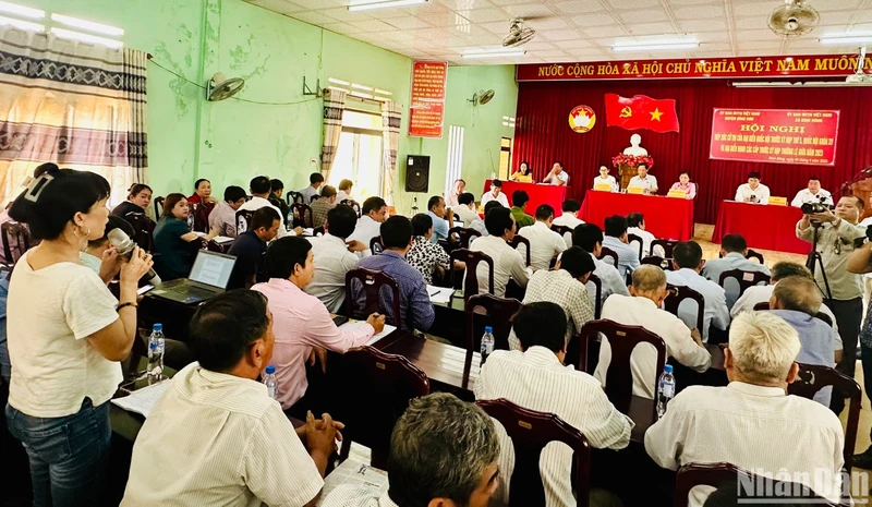 Đoàn đại biểu Quốc hội tiếp xúc cử tri tại xã Bình Đông, xã trọng điểm thuộc Khu kinh tế Dung Quất (Ảnh: ĐÔNG HUYỀN)