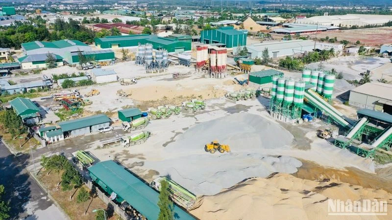 Hơn 3ha đất dự án, nhiều trạm bê-tông trái phép hoạt động nguy cơ gây ô nhiễm môi trường.