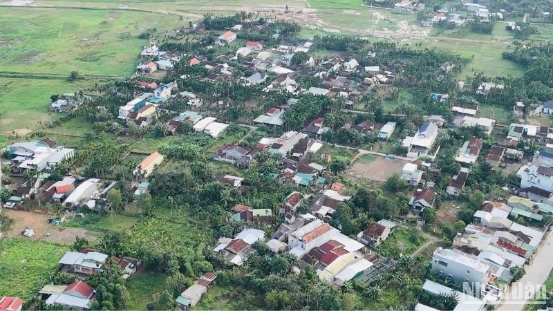 Tại nút giao số 1 km0+600-km1+320 thuộc xã Nghĩa Kỳ, huyện Tư Nghĩa, nhiều cụm dân cư chưa thể di dời để giao mặt bằng thi công cao tốc.