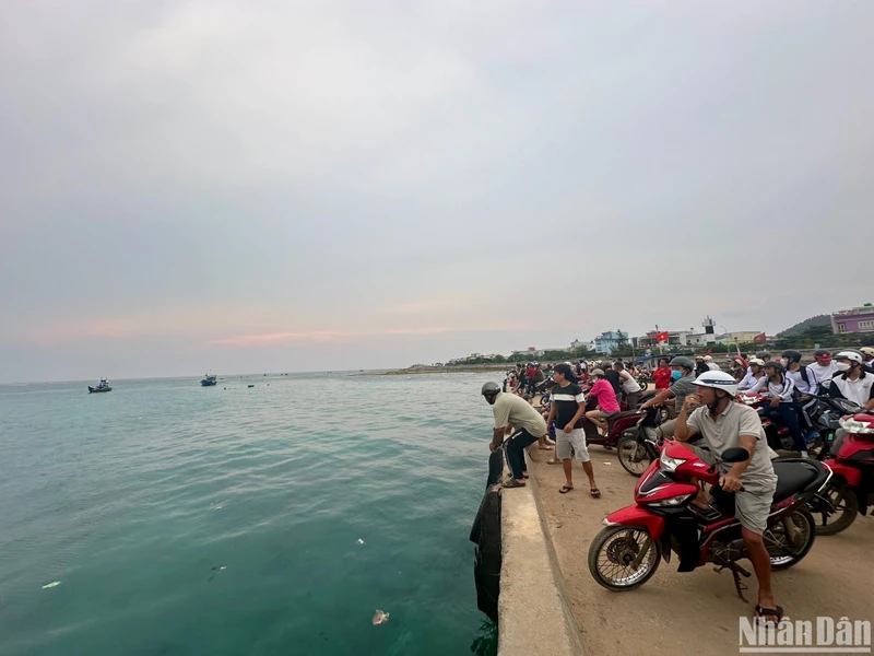 Hàng trăm người dân đảo Lý Sơn tập trung bờ cảng ngóng chờ ngư dân mất tích.