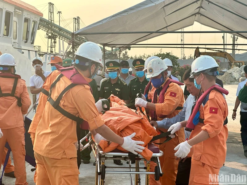 Lực lượng chức năng đưa thuyền viên tử nạn vào bờ.