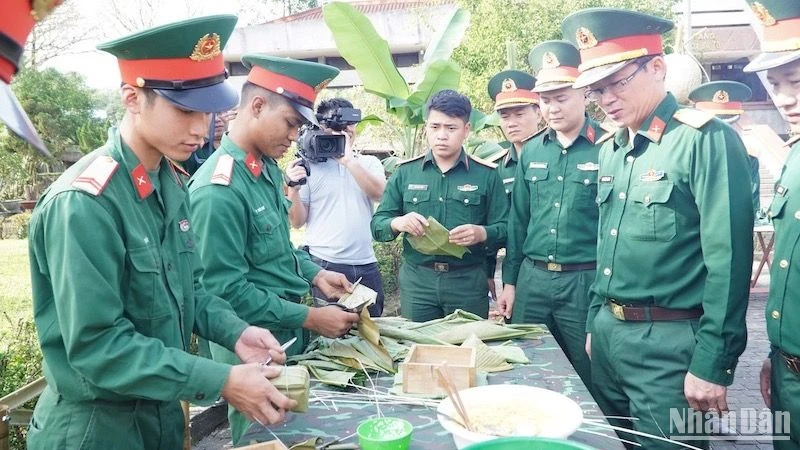 Cán bộ, chiến sĩ gói bánh chưng xanh tặng bà con vùng An toàn khu Ba Tơ.