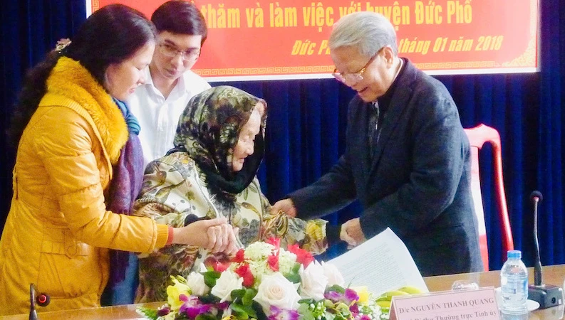 Nguyên Chủ tịch nước Trần Đức Lương trong một lần về gia đình chính sách tại thị xã Đức Phổ.