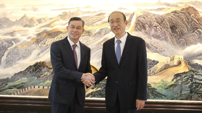 L'auditeur général de l'État, Ngo Van Tuan, serre la main de l'auditeur général de l'État de Chine, Hou Kai.