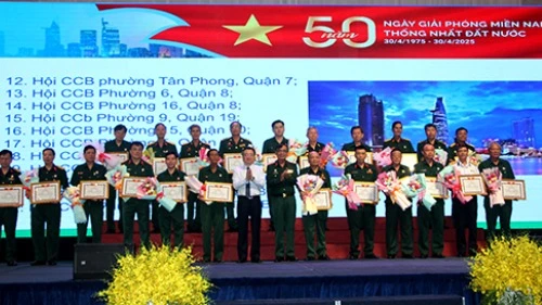 Trao hoa, bằng khen cho các tập thể. (Ảnh: Hội Cựu chiến binh thành phố)