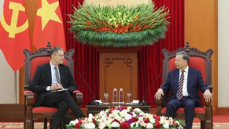 Tổng Bí thư Tô Lâm tiếp Đại sứ Pháp tại Việt Nam Olivier Brochet. (Ảnh: Thống Nhất/TTXVN)