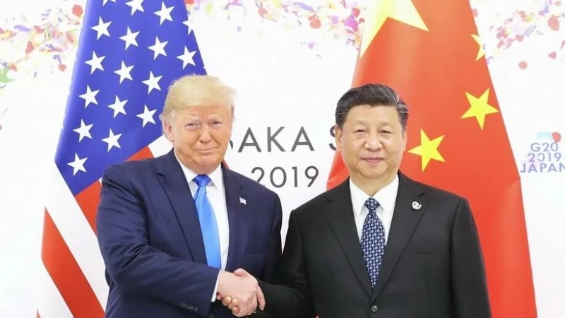 Tổng thống Mỹ Donald Trump trong cuộc gặp với Chủ tịch Trung Quốc Tập Cận Bình (phải) ngày 29/6/2019. (Ảnh: THX/TTXVN)
