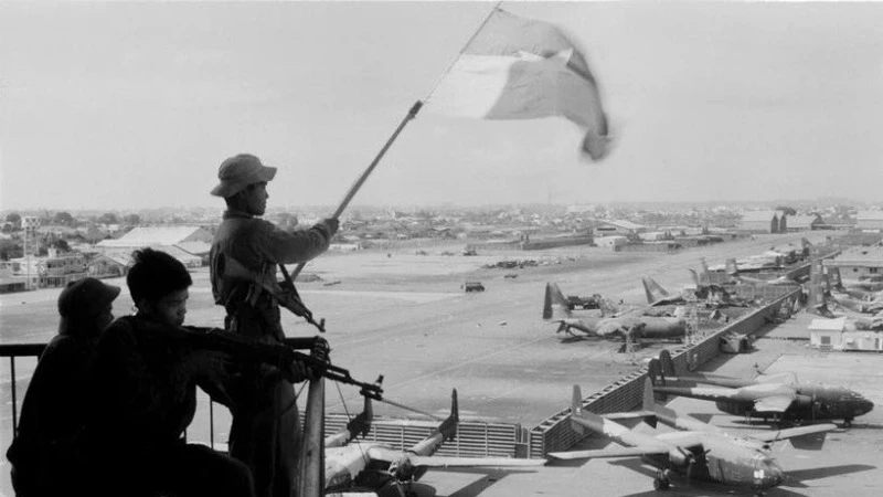 Cờ giải phóng tung bay trên sân bay Tân Sơn Nhất, ngày 30/4/1975. (Ảnh: QUANG THÀNH/TTXVN)