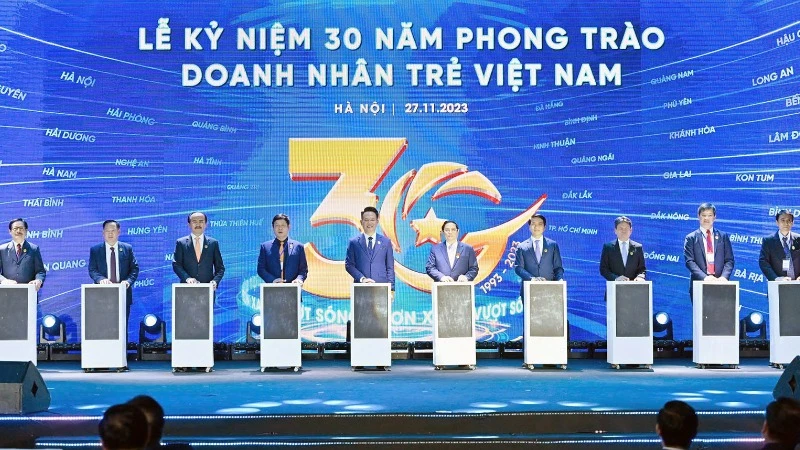 Thủ tướng Phạm Minh Chính (thứ 5 từ phải qua) cùng đại diện Hội Doanh nhân trẻ Việt Nam và các đơn vị liên quan tại Lễ kỷ niệm 30 năm phong trào Doanh nhân trẻ Việt Nam.