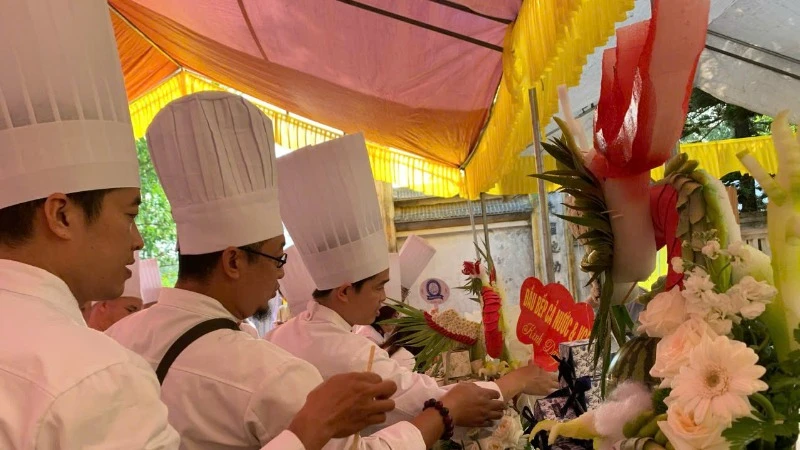 Đông đảo đầu bếp cả nước hướng về ngày lễ dâng hương hằng năm tưởng nhớ Hoàng tử Lang Liêu, người đã sáng tạo ra bánh chưng, bánh giầy.