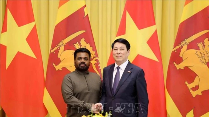 Chủ tịch nước Lương Cường và Tổng thống Sri Lanka Anura Kumara Dissanayaka chụp ảnh chung trước hội đàm. (Ảnh: Lâm Khánh/TTXVN)