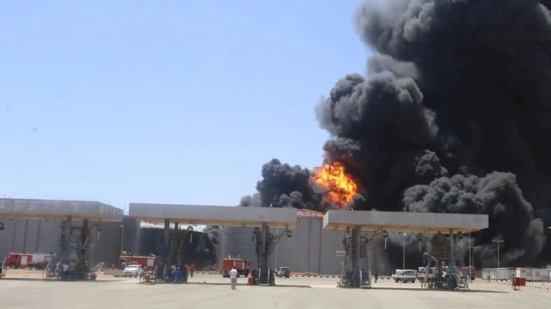 Kho nhiên liệu bị tấn công ở Port Sudan, Sudan. (Ảnh: TÂN HOA XÃ)