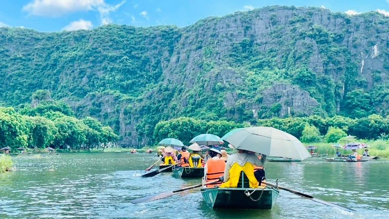 Du khách tham quan Khu du lịch Tam Cốc, Ninh Bình. (Ảnh: TRANG ANH)
